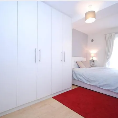 Beautiful 2-Bed Apartment In Swords * 索兹